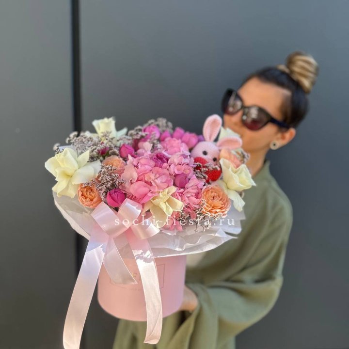 Дизайнерский цилиндр с игрушкой "Лола" в Астрахани