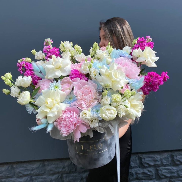 Дизайнерский цилиндр "Пионы гарден" в Астрахани