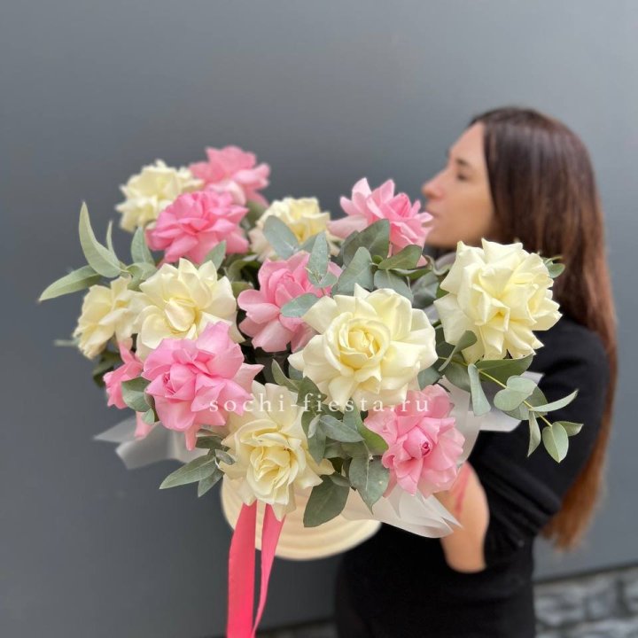 Зефирный бокс из 17 французских роз микс в Астрахани