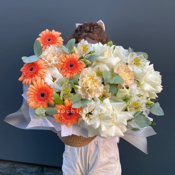 Розы и герберы в джутовом кашпо "Георгино" в Астрахани