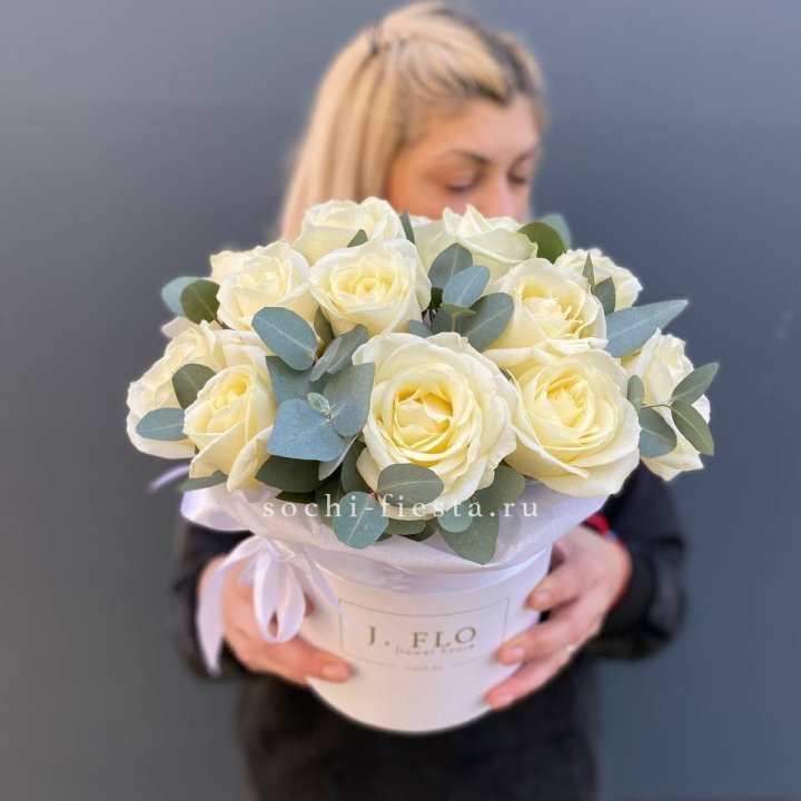 15 белых роз в боксе в Астрахани