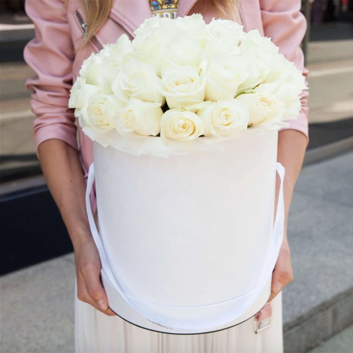 35 белых роз в цилиндре в Астрахани