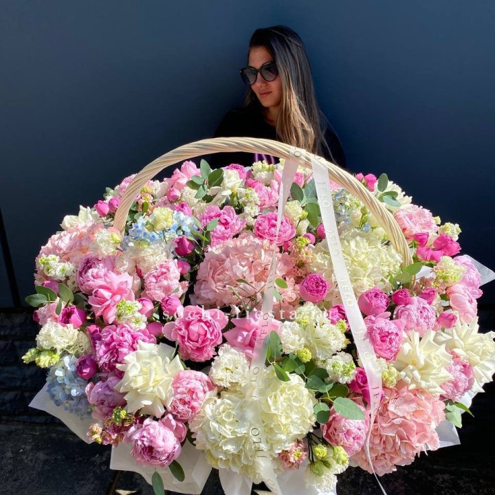 Цветочная корзина из пионов и пионовидных роз "Перфекте" в Астрахани