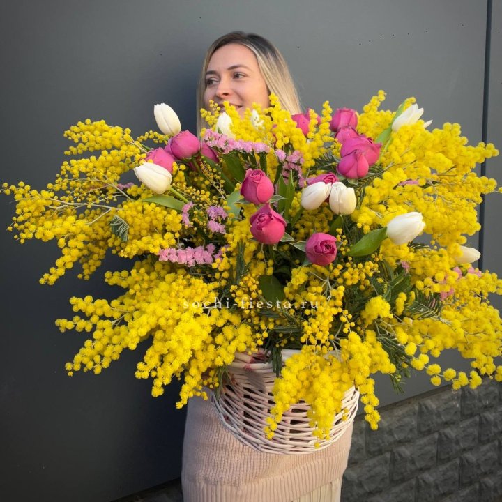 Цветочная корзина с мимозой "Спринг" в Астрахани