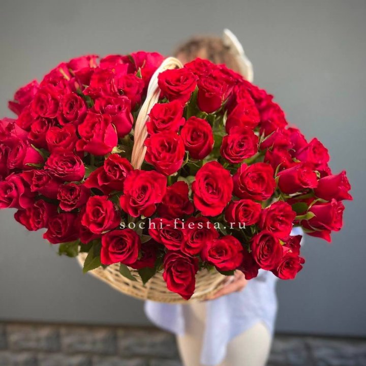 121 красная роза в корзине   в Астрахани