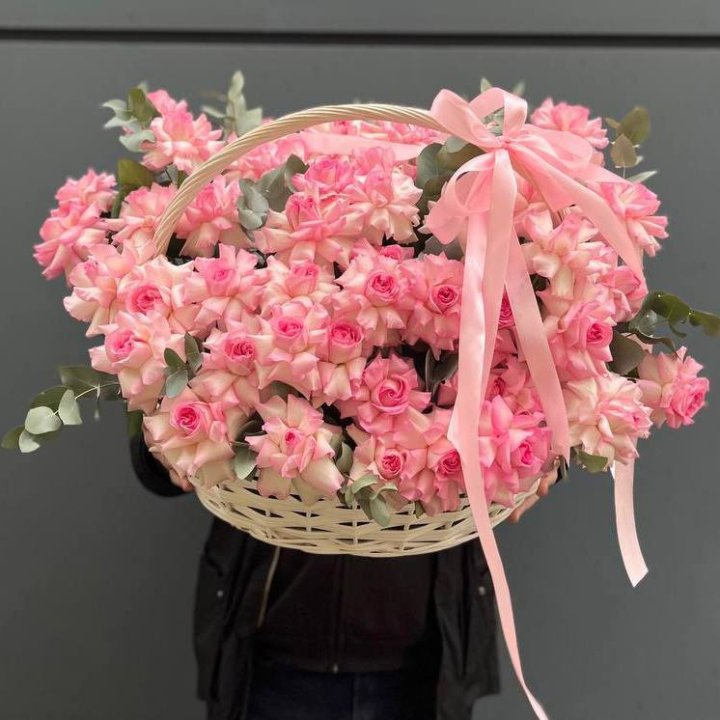 51 розовая роза в корзине в Астрахани
