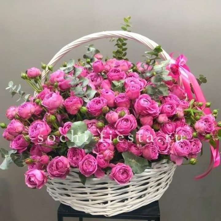 65 пионовидных кустовых роз в корзине в Астрахани