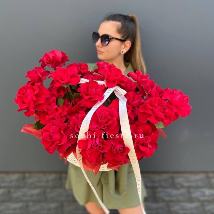 Красные французские розы в корзине в Астрахани