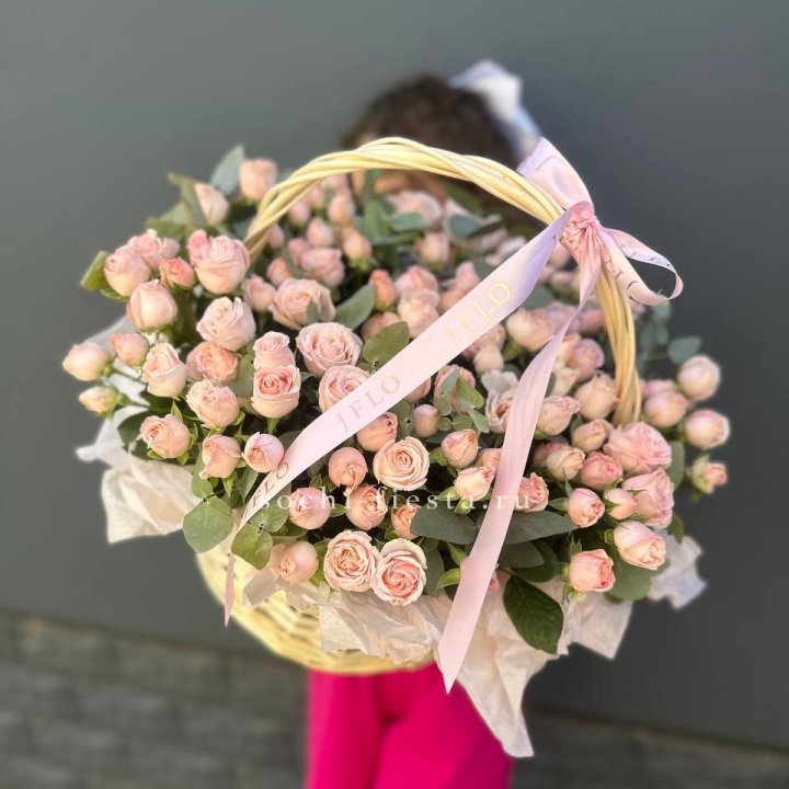 Корзина кустовых пионовидных роз в Астрахани