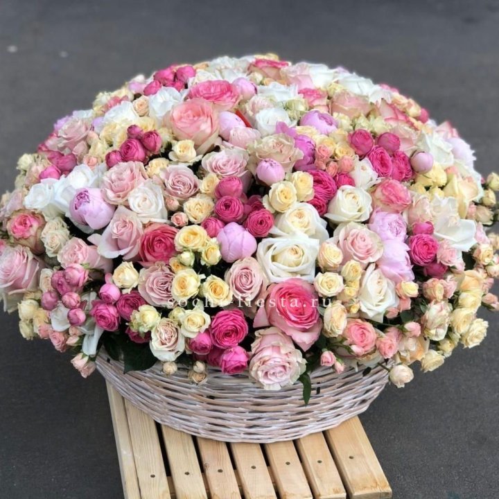 Цветочная корзина из пионов и пионовидных роз "Юниверсити" в Астрахани