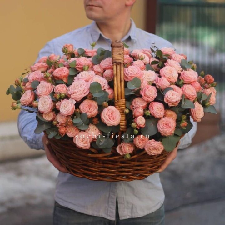 Корзина из 101 пионовидной розы в Астрахани