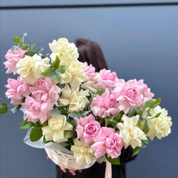 25 Французских роз в корзине в Астрахани