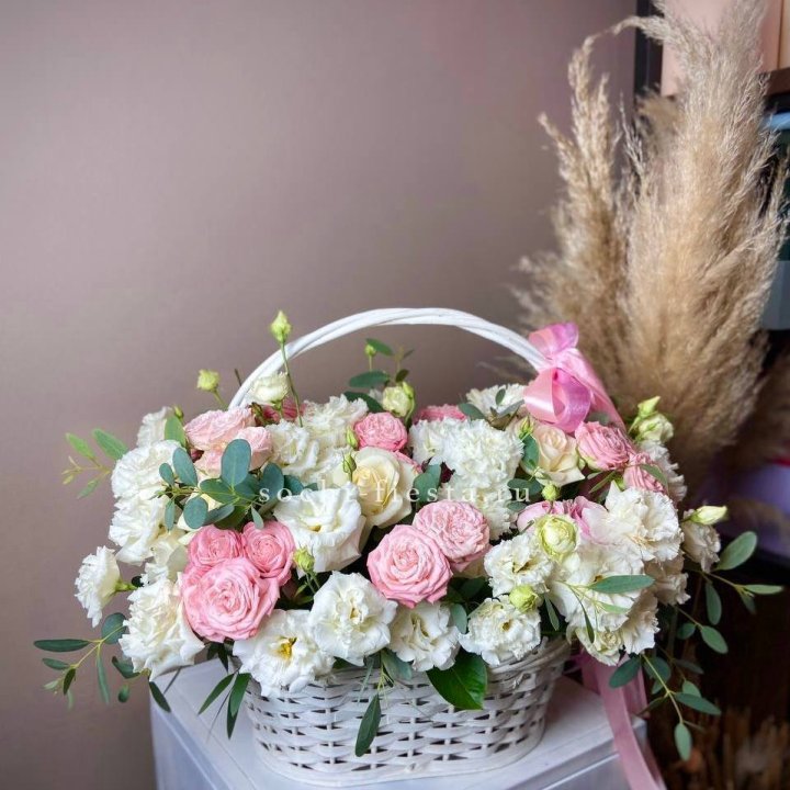 Цветочная корзина "Пинки вайт" в Астрахани