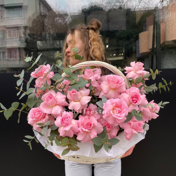 25 роз в цветочной корзине  в Астрахани