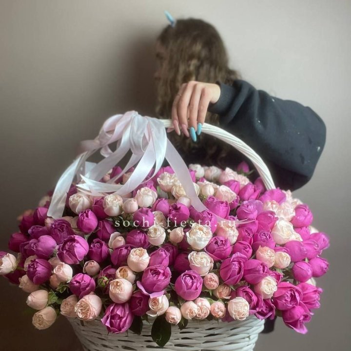 Премиум корзина пионовидных кустовых роз в Астрахани