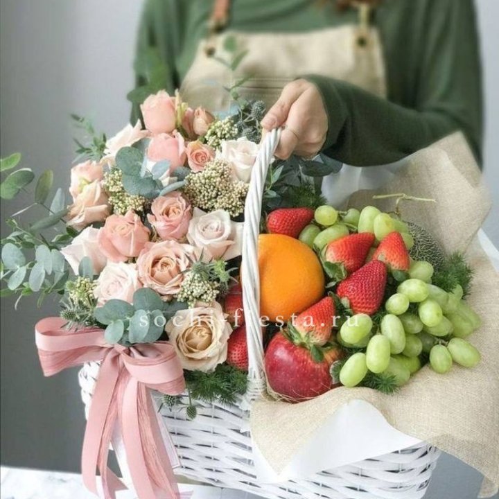 Фруктовая корзина c цветами в Астрахани