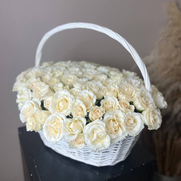101 белая роза в корзине в Астрахани
