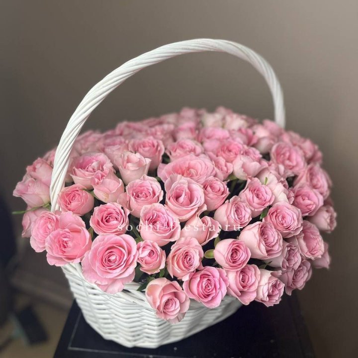 101 розовая роза в корзине в Астрахани