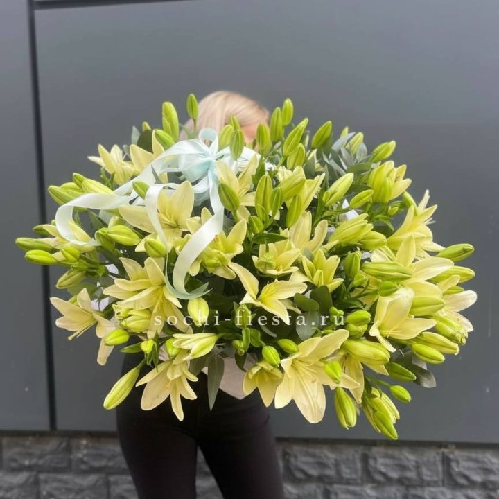 Лилии в корзине в Астрахани