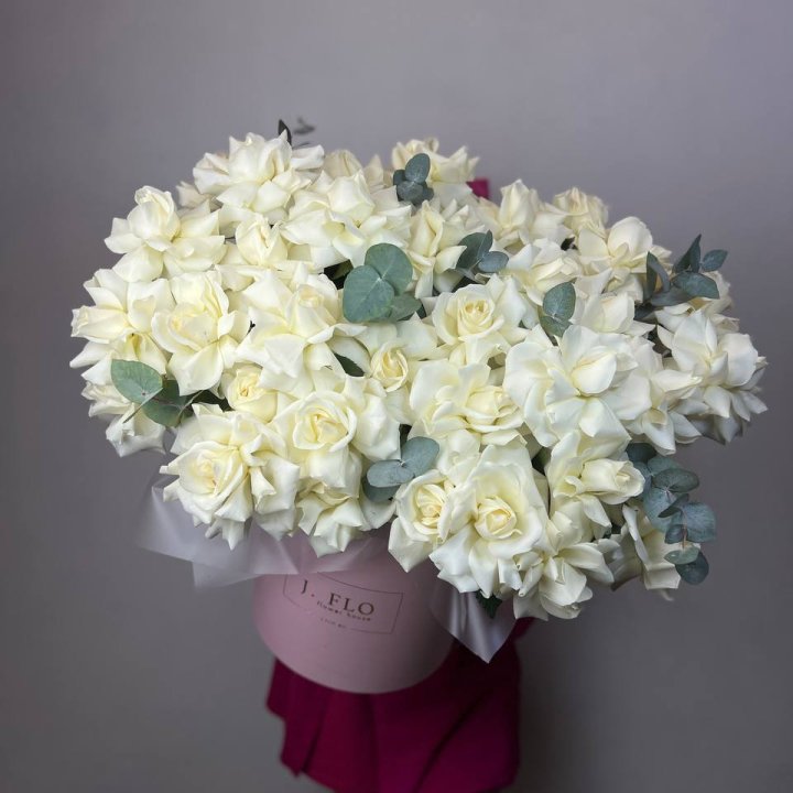 37 белых роз в боксе в Астрахани