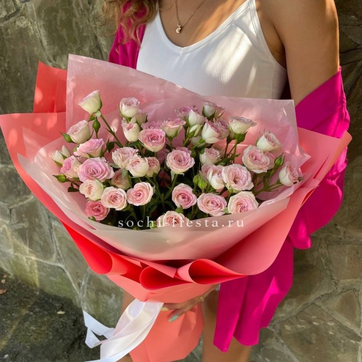 Розовые кустовые розы в Астрахани