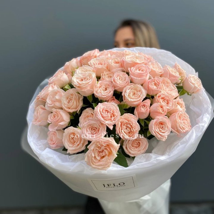 Букет кустовых роз Бомбастик в Астрахани