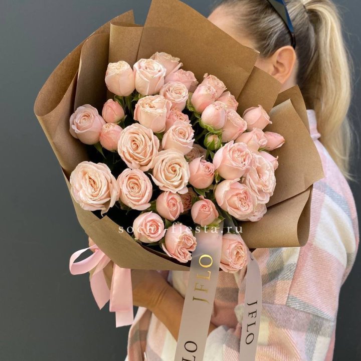 Кустовые розы Бомбастик в крафте в Астрахани