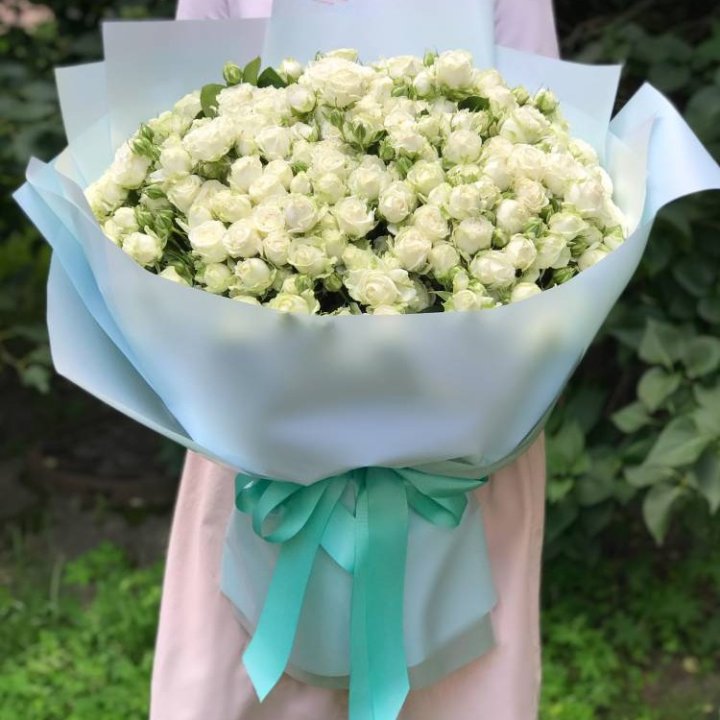 51 белая кустовая роза в Астрахани