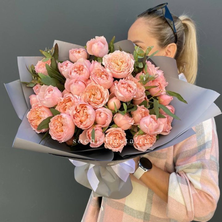 Букет с пионовидными розами "Пивайн" в Астрахани