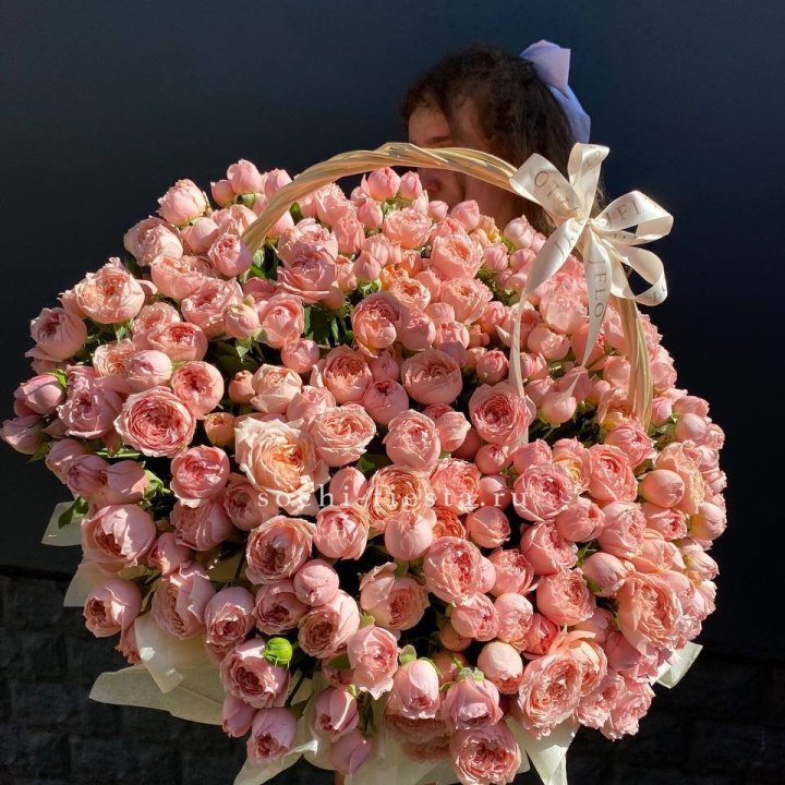 Корзина из пионовидных роз в Астрахани