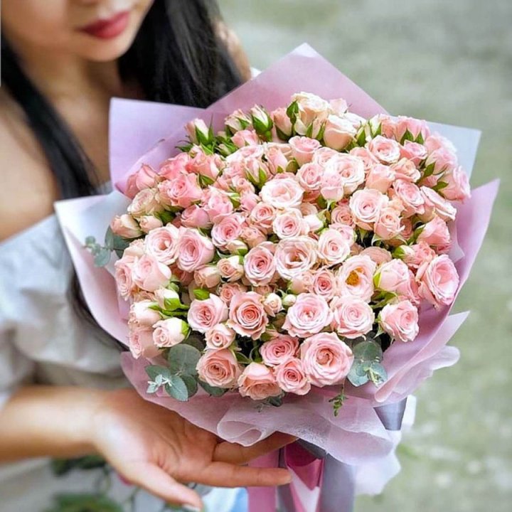 Кустовые розы с эвкалиптом в Астрахани