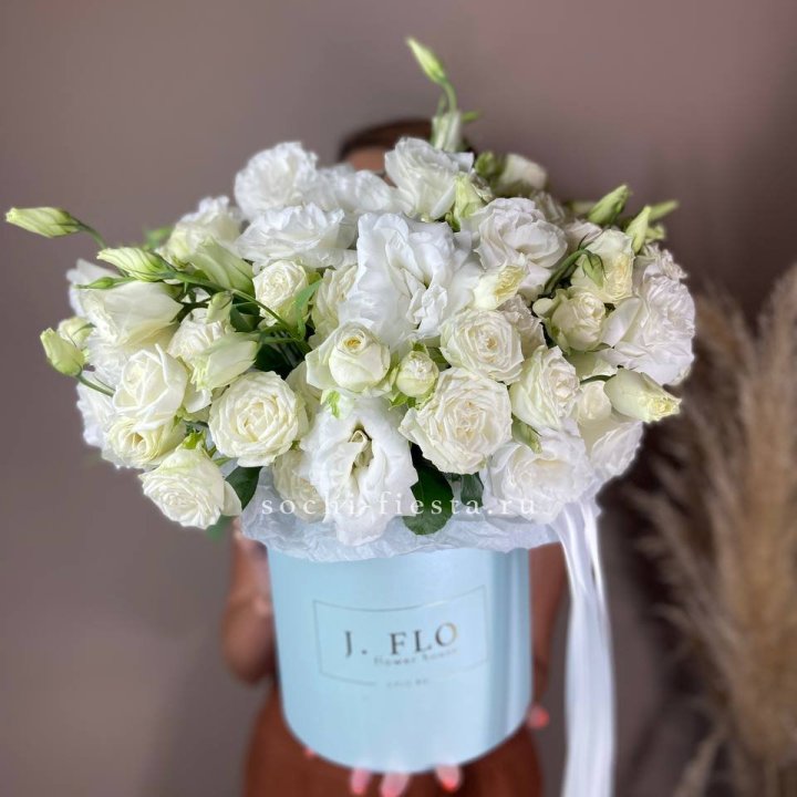 Бокс кустовых роз и эустомы  в Астрахани