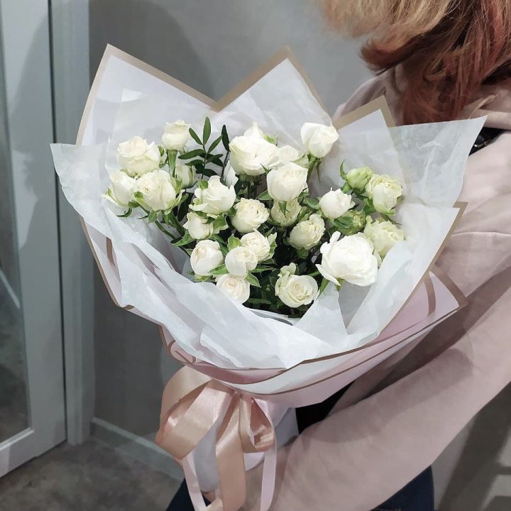 Белоснежные кустовые розы в Астрахани