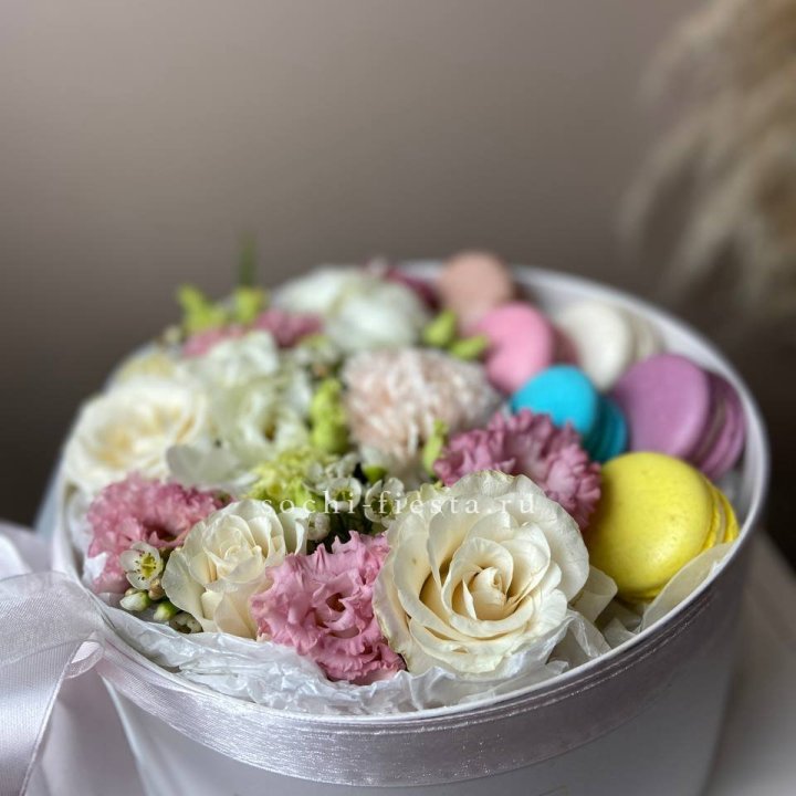 Цветы в цилиндре с макаронс "Прованс" в Астрахани