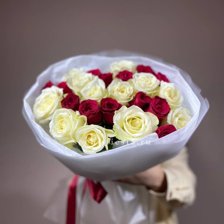 Букет их красных и белых 25 роз в Астрахани