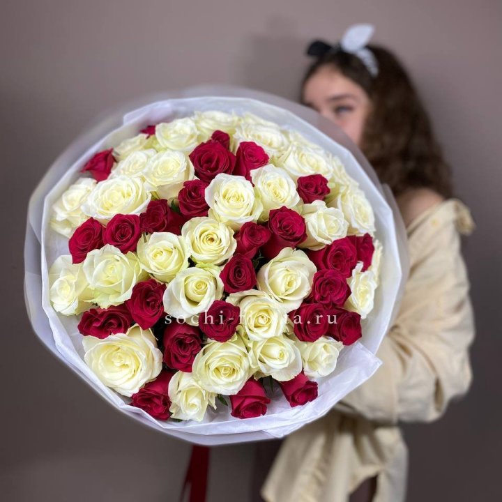 Микс из 55 роз в Астрахани