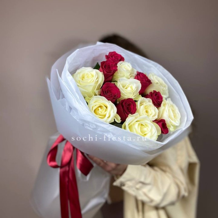 Букет из красных белых 15 роз в Астрахани