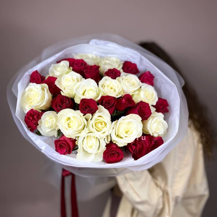 Букет из красных белых 35 роз в Астрахани