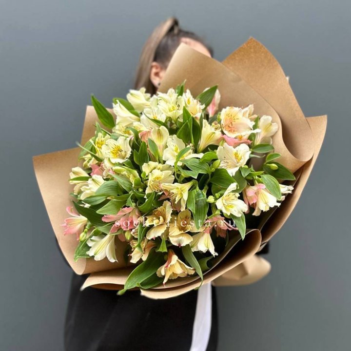 Букет альстромерий в крафте в Астрахани