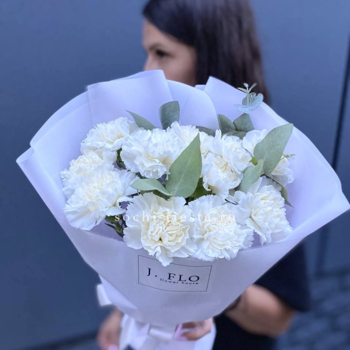 Букет белых диантусов с эвкалиптом в Астрахани