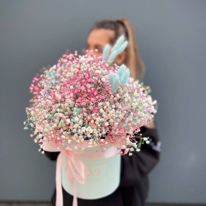 9 Радужных гипсофилы в шляпной коробке в Астрахани