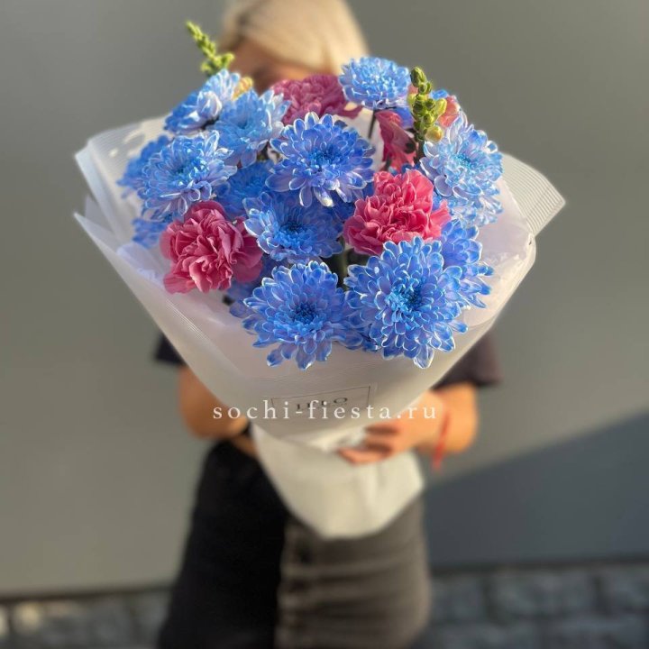 Букет сборный с хризантемой в Астрахани