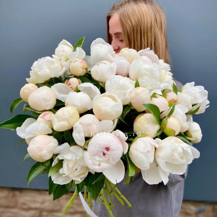 Охапка пионов в Астрахани