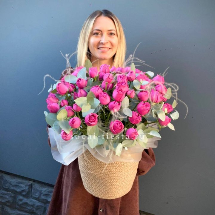 Пионовидные розы  в джутовом кашпо  в Астрахани