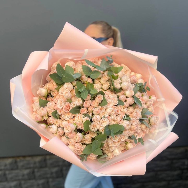 101 кустовая роза с эвкалиптом в Астрахани