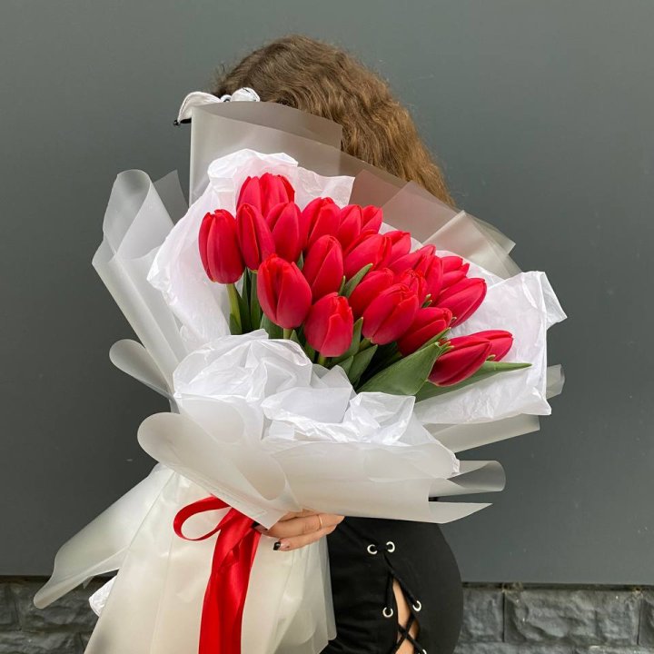  25 красных воздушных тюльпанов в Астрахани