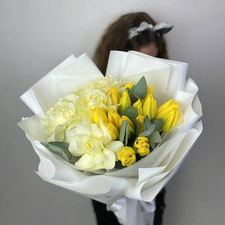 Дуо жёлтые тюльпаны и розы в Астрахани