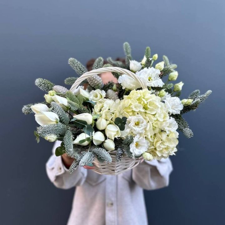 Новогодняя корзина с цветами в Астрахани