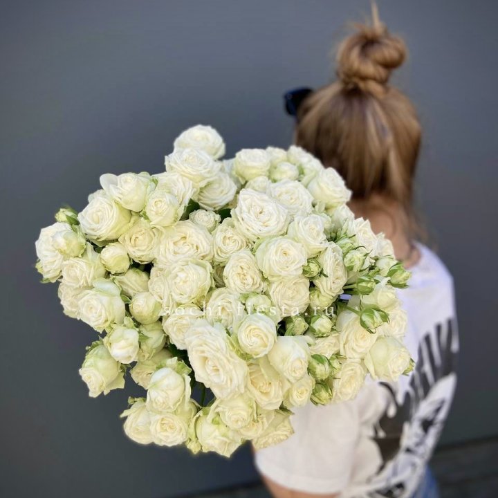 Охапка кустовых роз бомбастик  в Астрахани