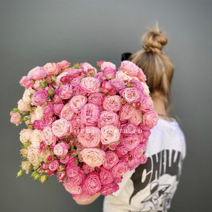 Охапка кустовых роз бомбастик пинк в Астрахани